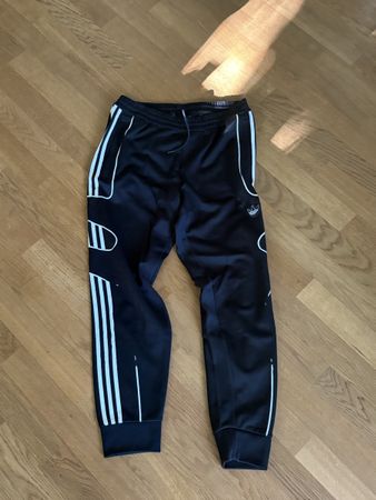 Adidas Trainingshose schwarz Grösse M guter Zustand
