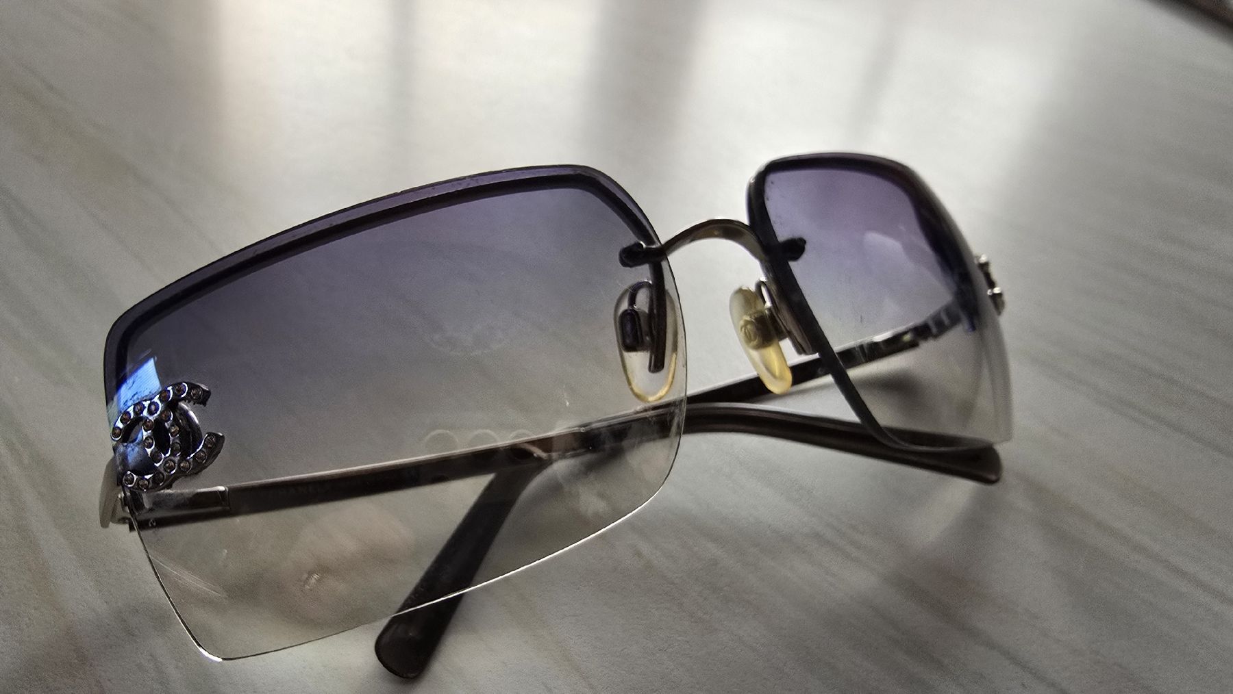 Chanel Occhiali & Lenti: Vintage Chanel Sunglasses Rimless with Case – Usato da Châtel-sur-Montsalvens venduto da Mirsonuta 1