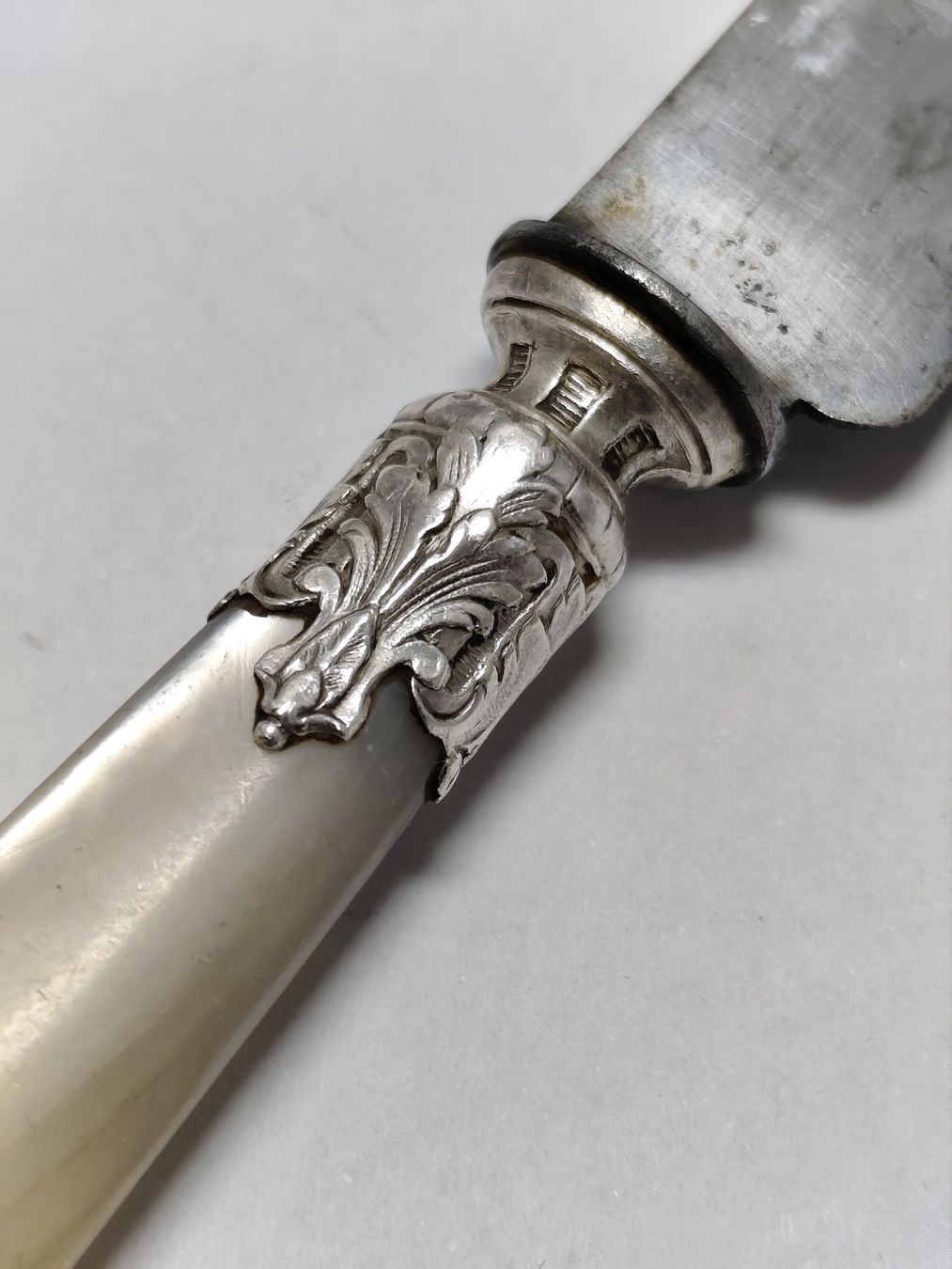 Besteck: Antikes Messer mit Perlmuttgriff & verziertem Silber-Mittelt – Gebraucht aus Châtelaine von Tropic.Watch2 6