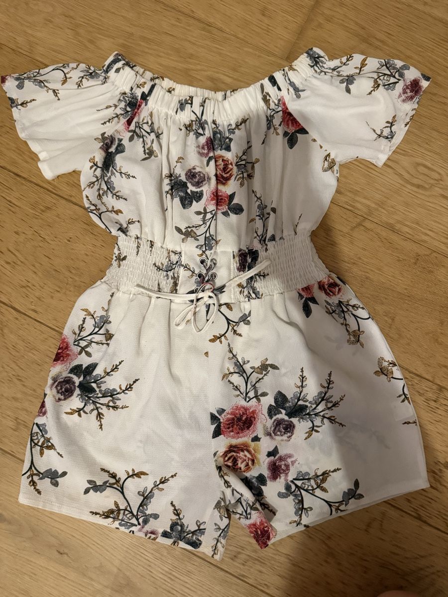 Shein Tute: Overall weiss Blumenmuster Grösse L gut erhalten – Usato da Biberist venduto da bierikim