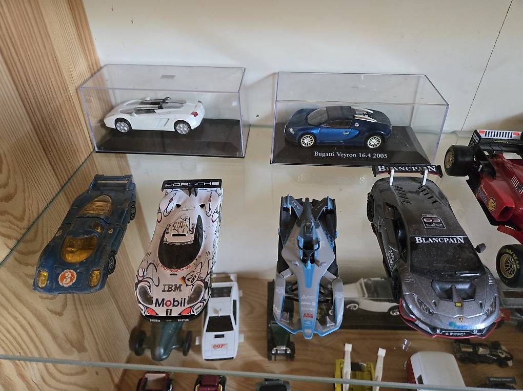 Modellautos: 37 Modell Autos mit Vitrine  – Gebraucht aus Biel/Bienne von Rouf7 1