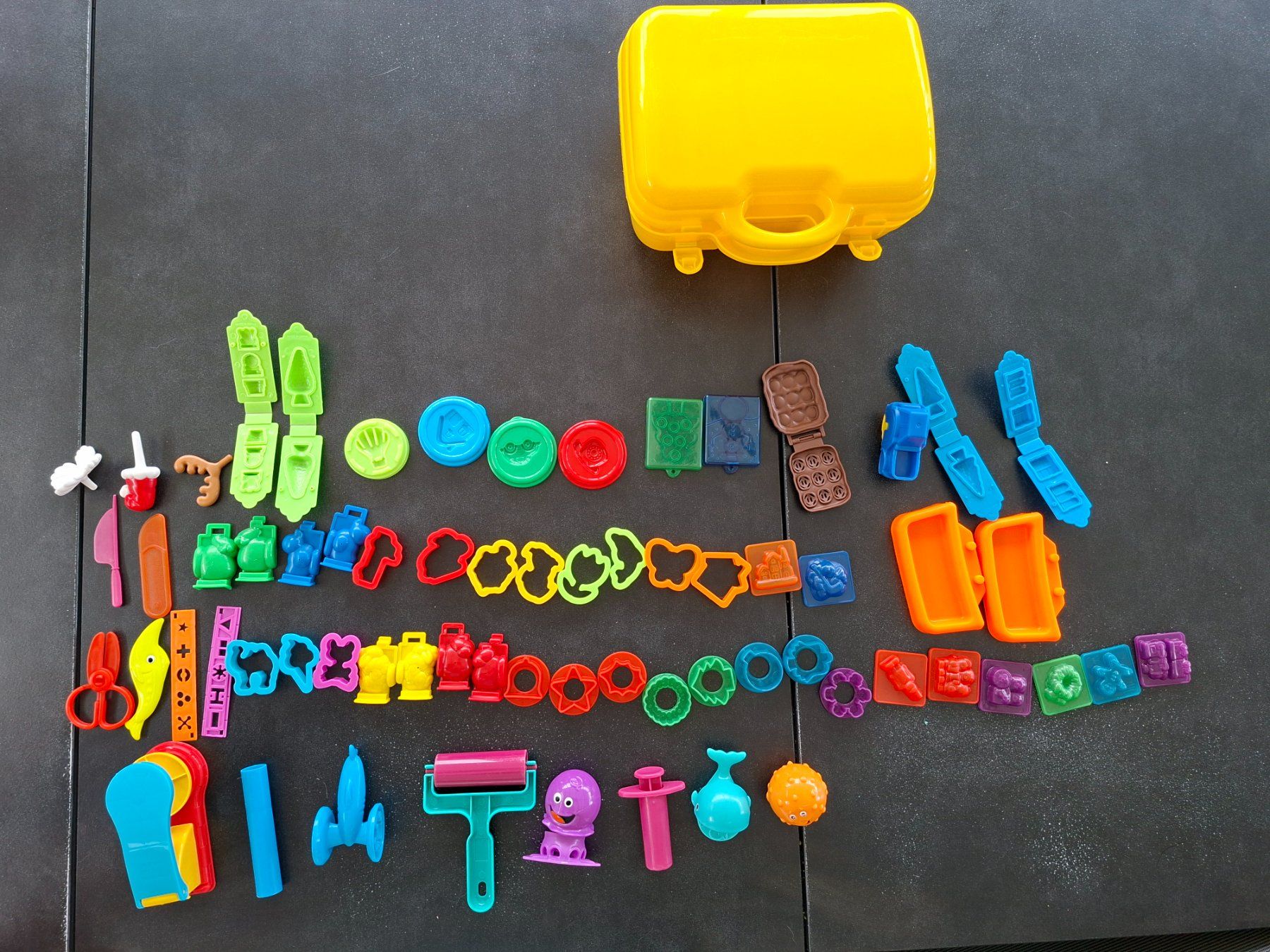 Spielzeuge: Knetset mit vielen Förmchen und Koffer – Gebraucht aus Waltenschwil von BJBari