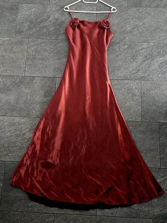 Elegantes rotes Satin-Abendkleid mit Stola