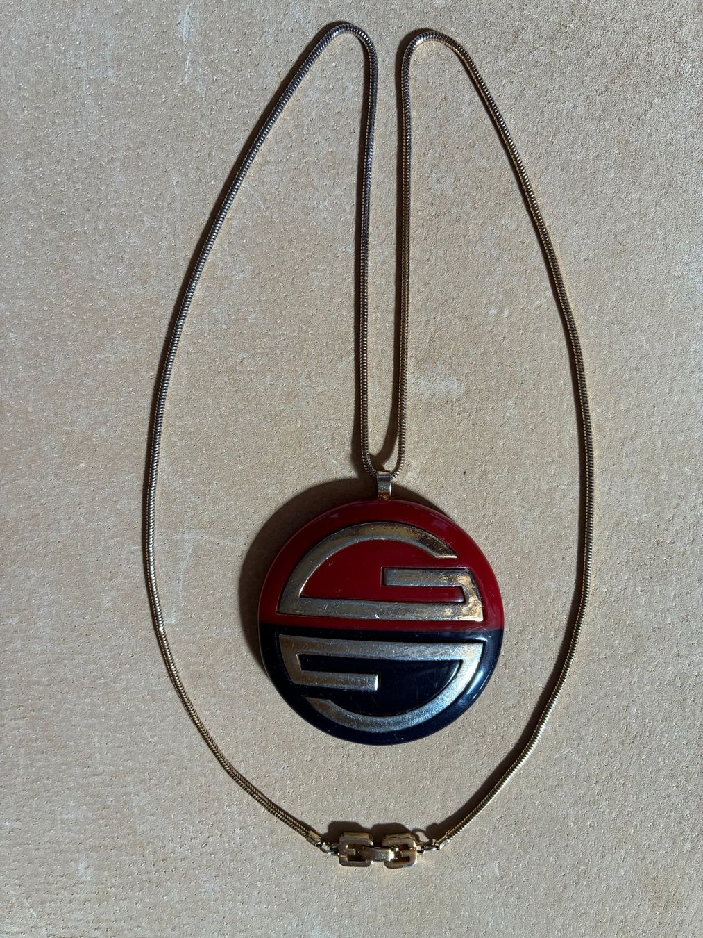 Givenchy Ciondoli: GIVENCHY vintage halskette – Usato da Ringgenberg BE venduto da ziggythecat