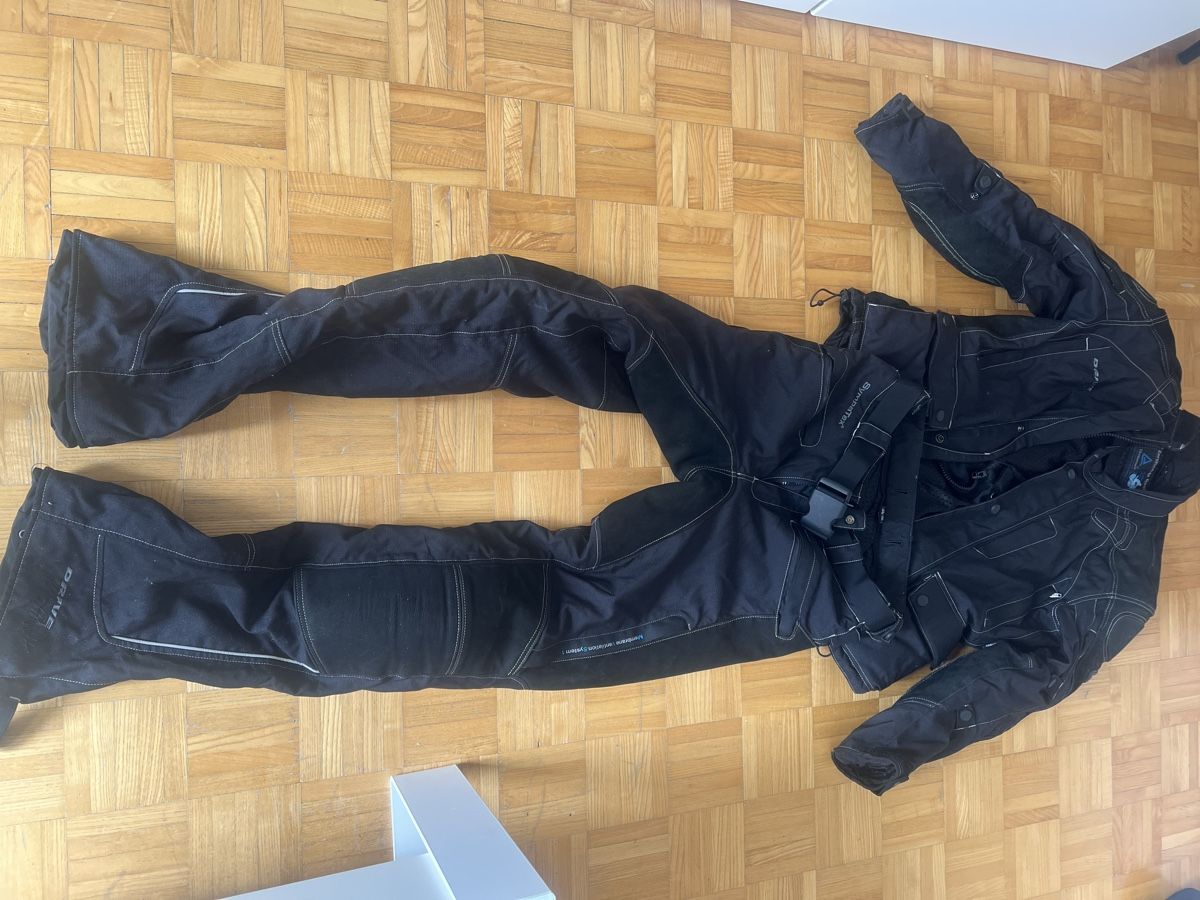 Lotti di vestiti: Motorrad Kombi Kleider  – Usato da Olten venduto da Tombik 4