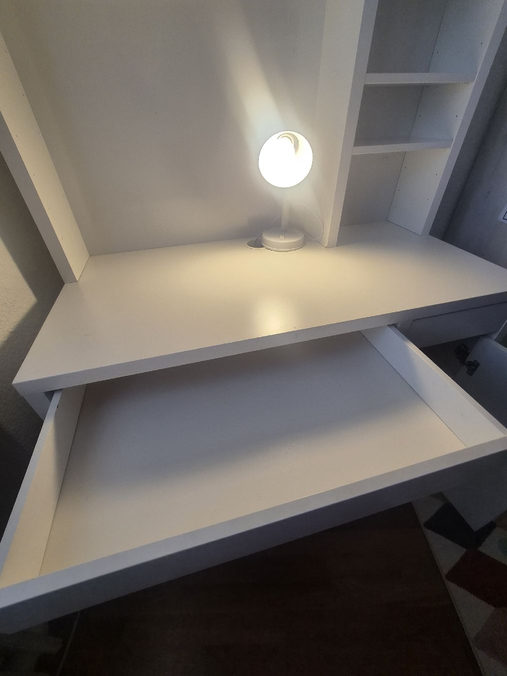 Scrivanie: Ikea Schreibtisch "Micke" mit Aufsatz – Usato da Goldau venduto da sandwalk 4