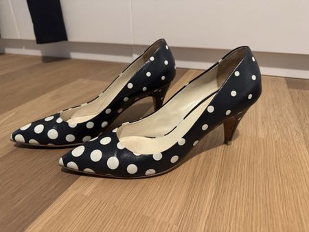 Miu Miu Pünktchen Pumps, Gr. 38.5, Navy/Weiss