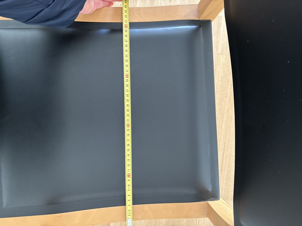 Pfister Stühle: 4 chaises en cuir noir et noyer – Gebraucht aus Lonay von car_l9sk 4