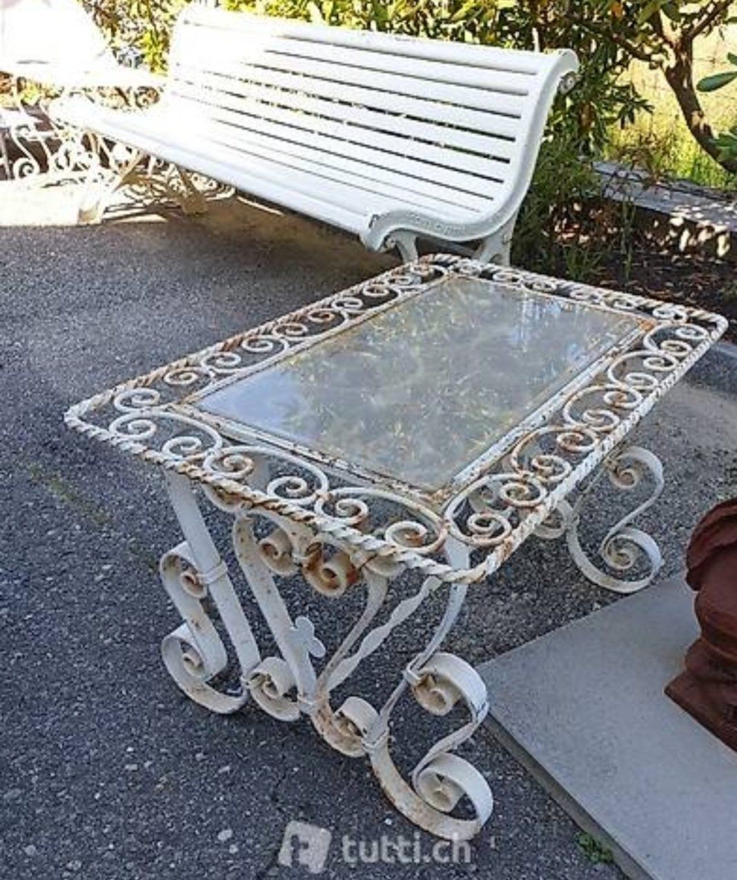 Tavoli: Zwei Antike Eisentisch bei einem fehlt das Glas – Usato da Kölliken venduto da Lieblings-stuecke 1