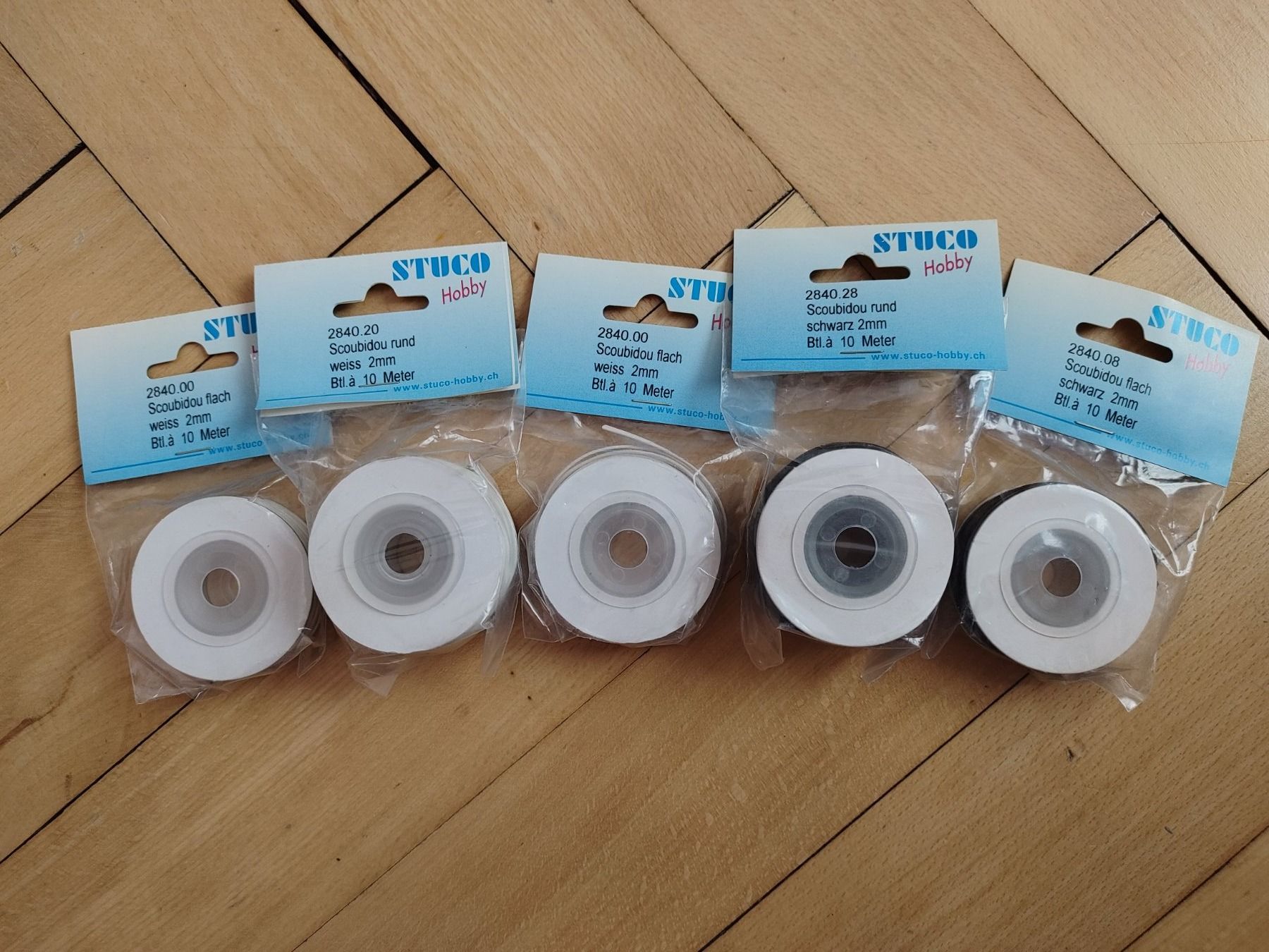Kit bricolage: Scoubidou Schnüre schwarz + weiss – Nuovo e nell'imballaggio originale da Bern venduto da blu123