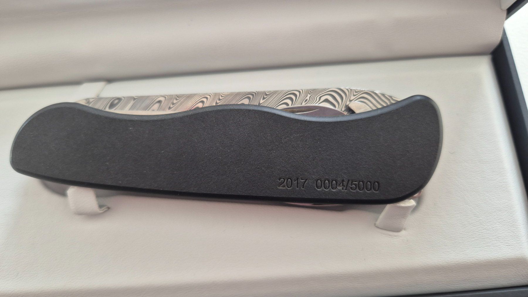 Victorinox Taschenmesser: Victorinox 2017 Limited Edition Damastmesser – Neu und originalverpackt aus Rhäzüns von Line85 3