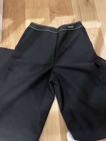 Pantalon large Prada noir femme taille haute.