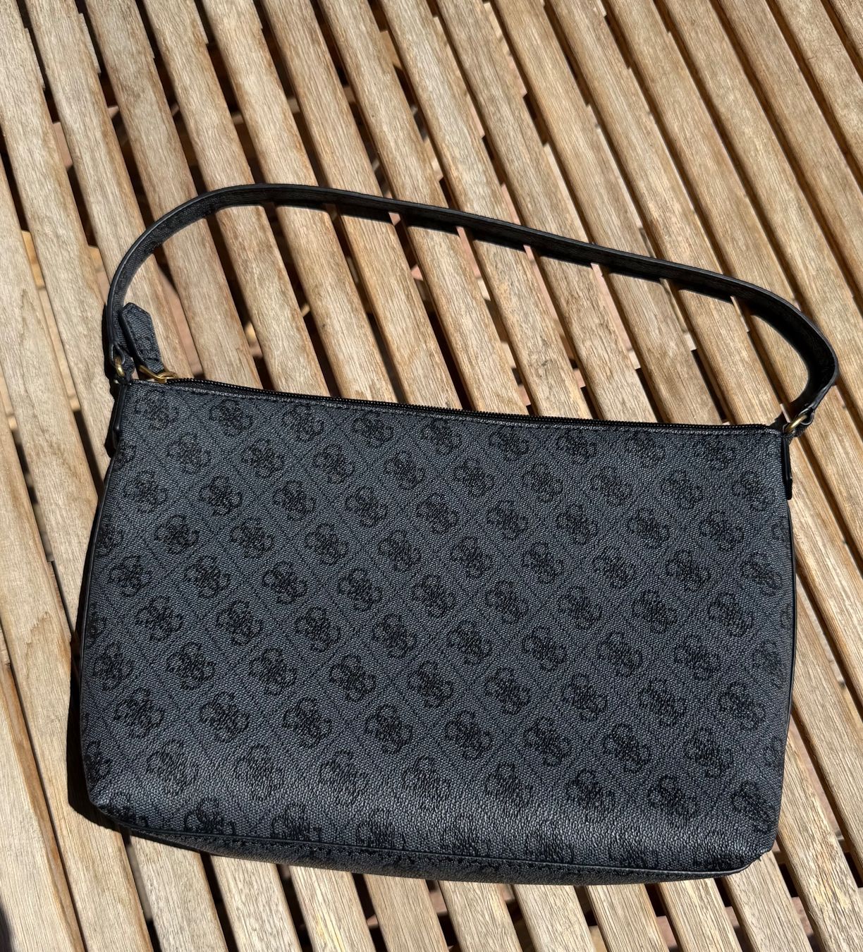 Guess Taschen für Damen: Handtasche Guess - wie neu – Gebraucht aus Zermatt von cacador 1
