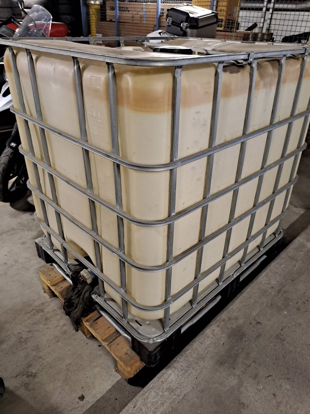 Contenitori edile: IBC Container 1000L / Ölfass – Usato da Ilanz venduto da Noahkauft1 1