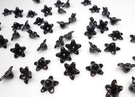 Blüten, 24 Stück, schwarz, Glanz. 7 mm x 13 mm, Loch: 1mm