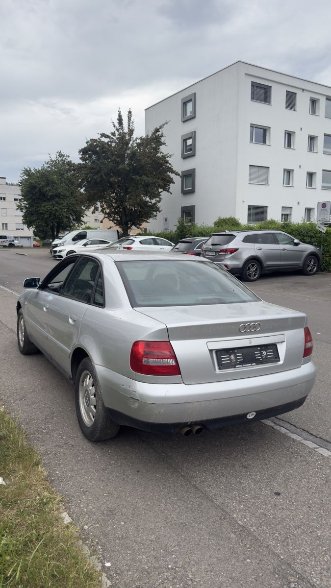 Audi Automobili: Audi A4 B5 2.4 V6 AUTOMAT ab 1Fr. – Difettoso da Embrach venduto da siiviisii 2