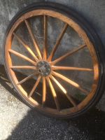 Roue de charrette ancienne en bois et métal, diamètre 103cm