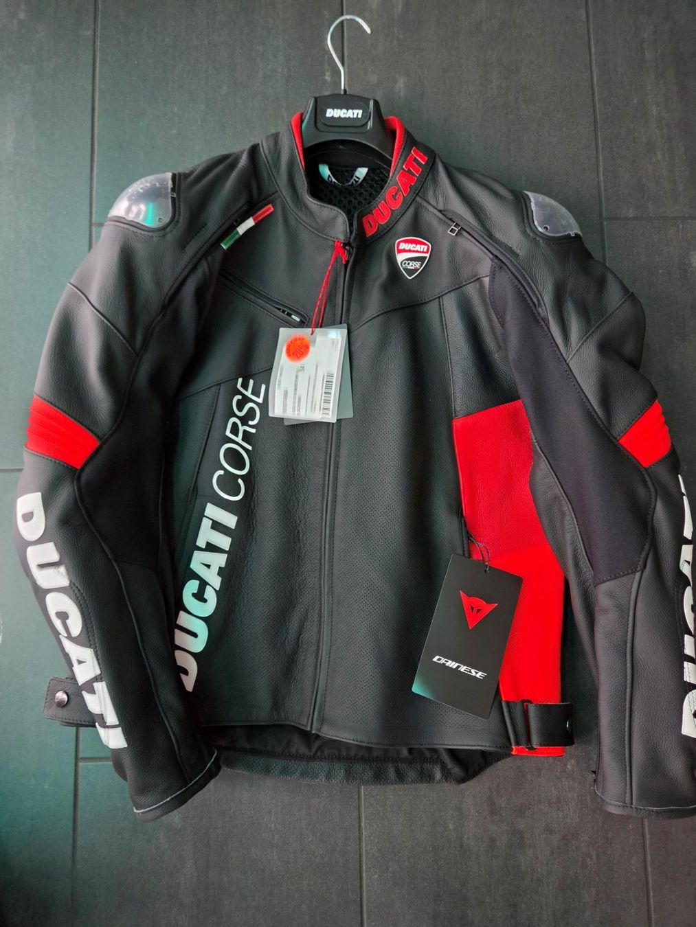 Ducati Giacche: Lederjacke Ducati Corse C6 – Nuovo (secondo la descrizione) da Frauenfeld venduto da Moto77_AG 1