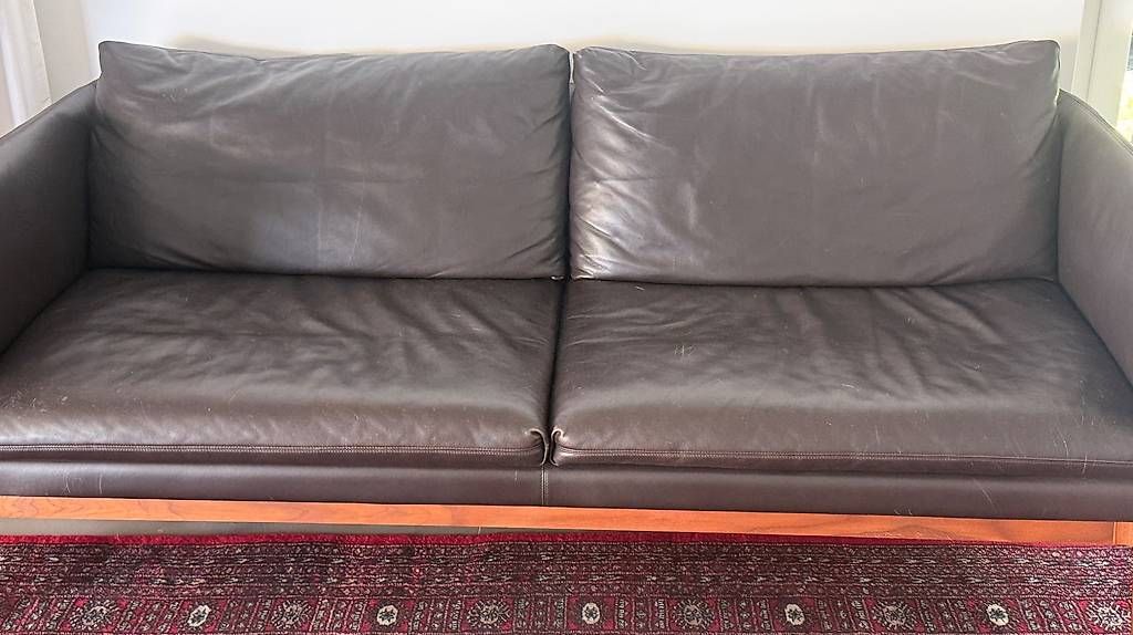 Sofas: "Elgin" 3er-Sofa  Leder dunkelbraun, Untergestell Nussbaum – Gebraucht aus Walchwil von Surch 1