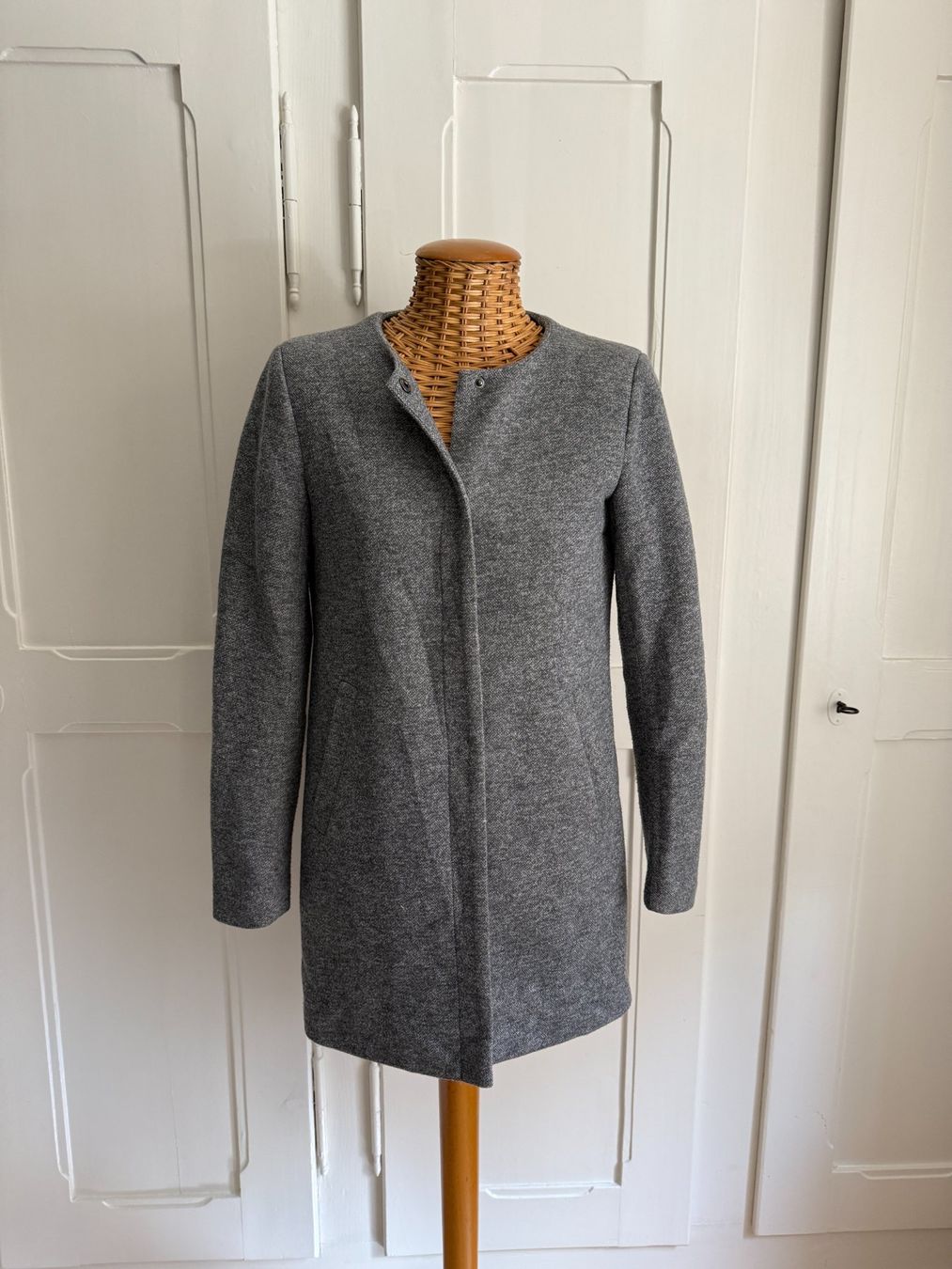Only Giacche: ONLY - Jacke hellgrau XS – Usato da Zürich venduto da Diazaio