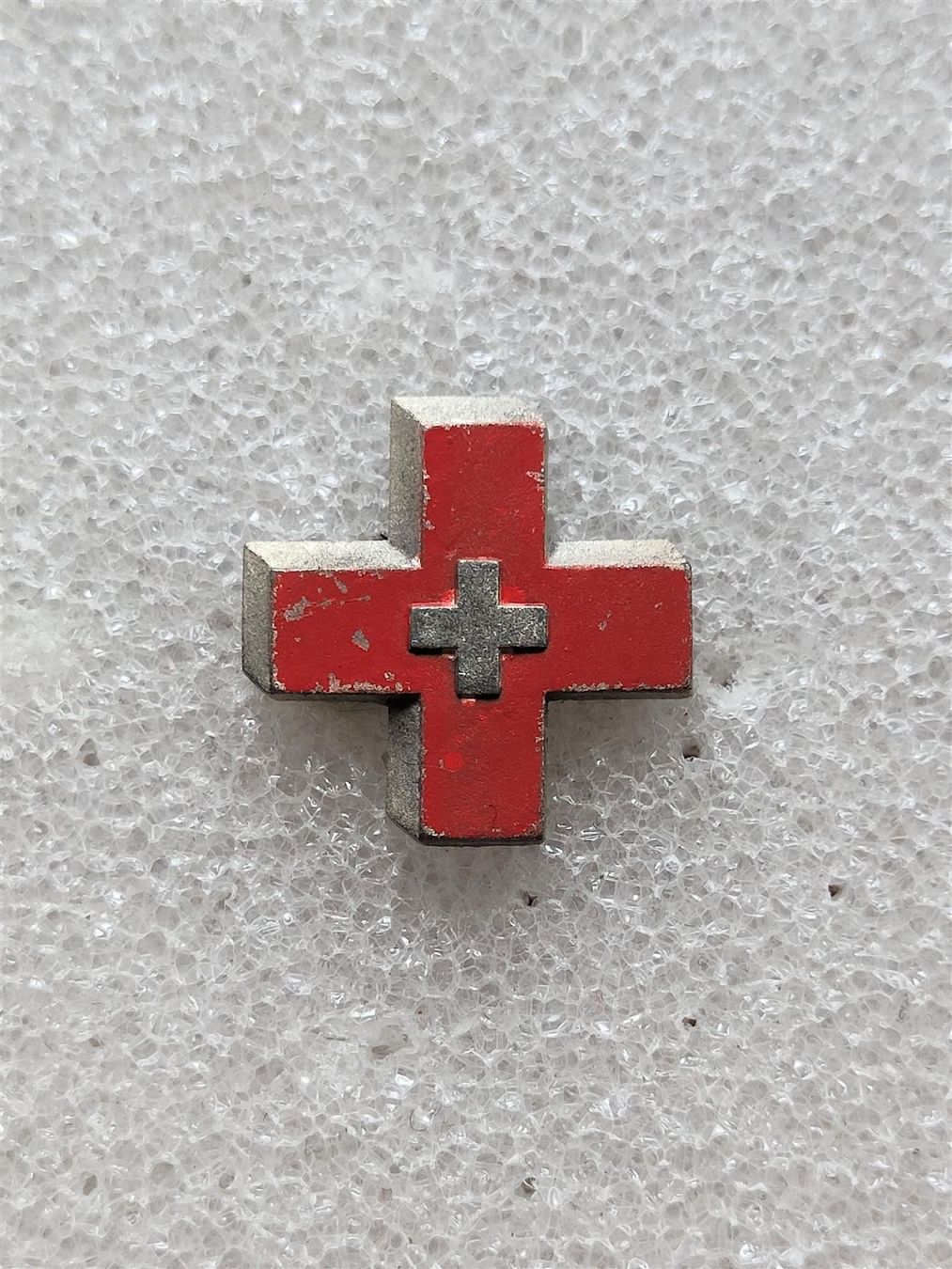 Spille & Fermagli: Abzeichen Rotes Kreuz 1941 als Brosche – Usato da Bauma venduto da SwissMilitaria