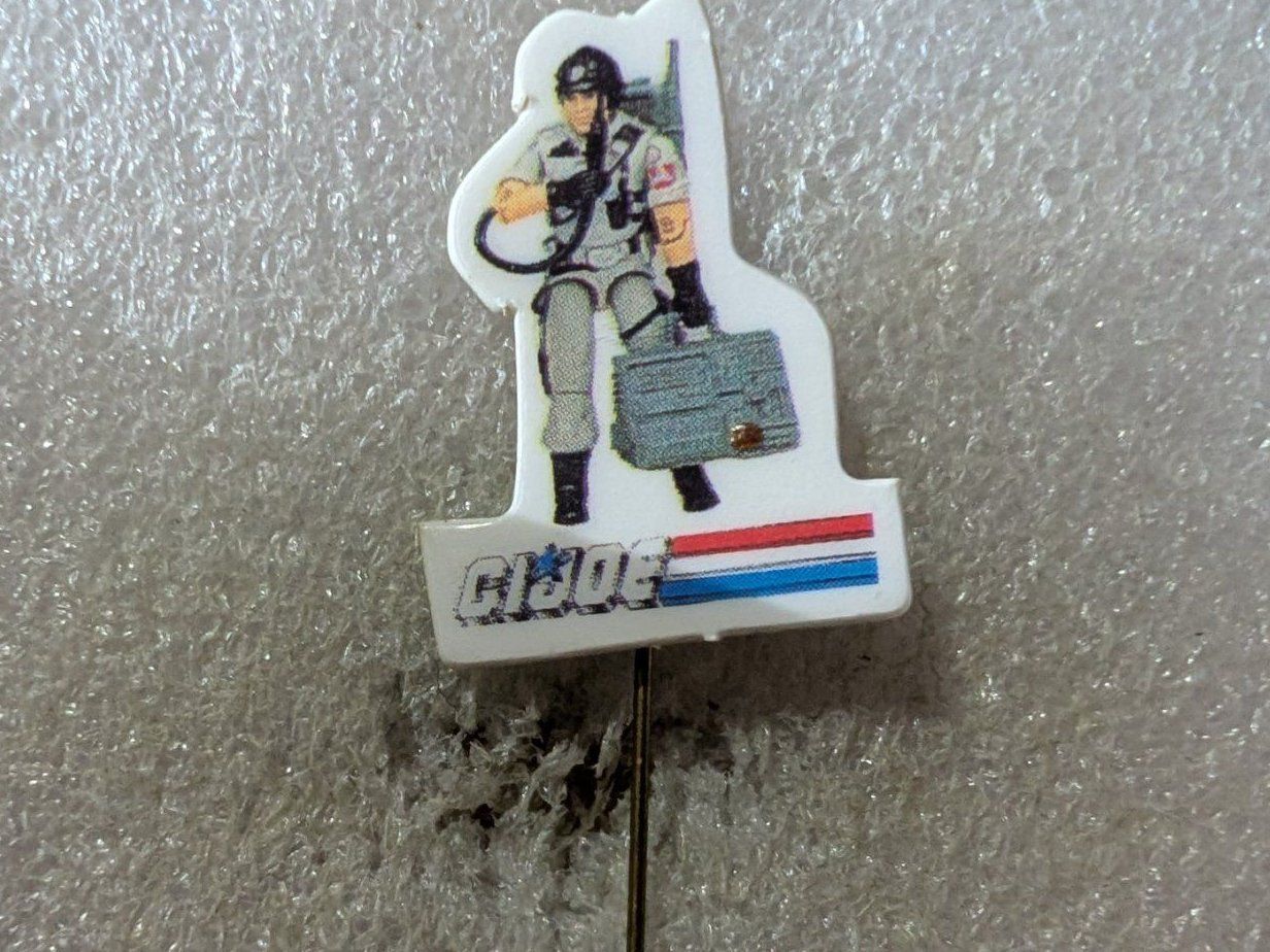 Plaketten & Abzeichen: Anstecknadel 39: GIJOE – Gebraucht aus Oppligen von Pin-Fall-Shop
