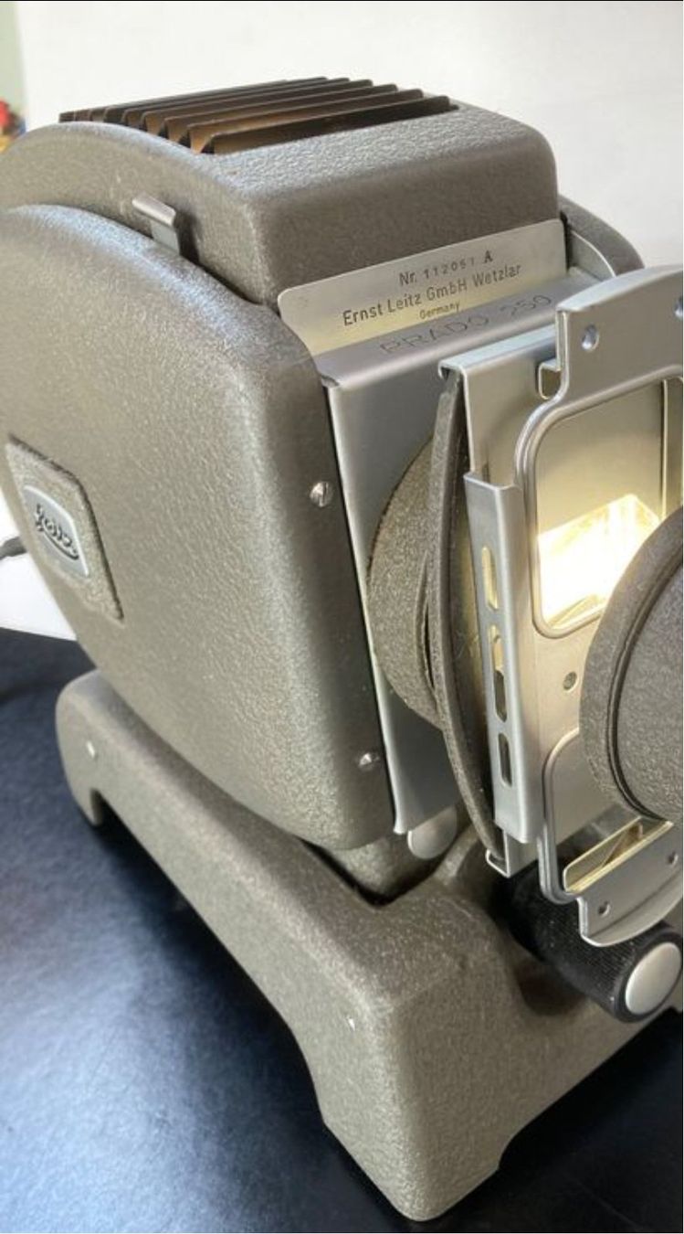 Leitz Appareil photo: projecteur Leitz Prado 250 top ! – D'occasion à Conthey par costafrederico 1