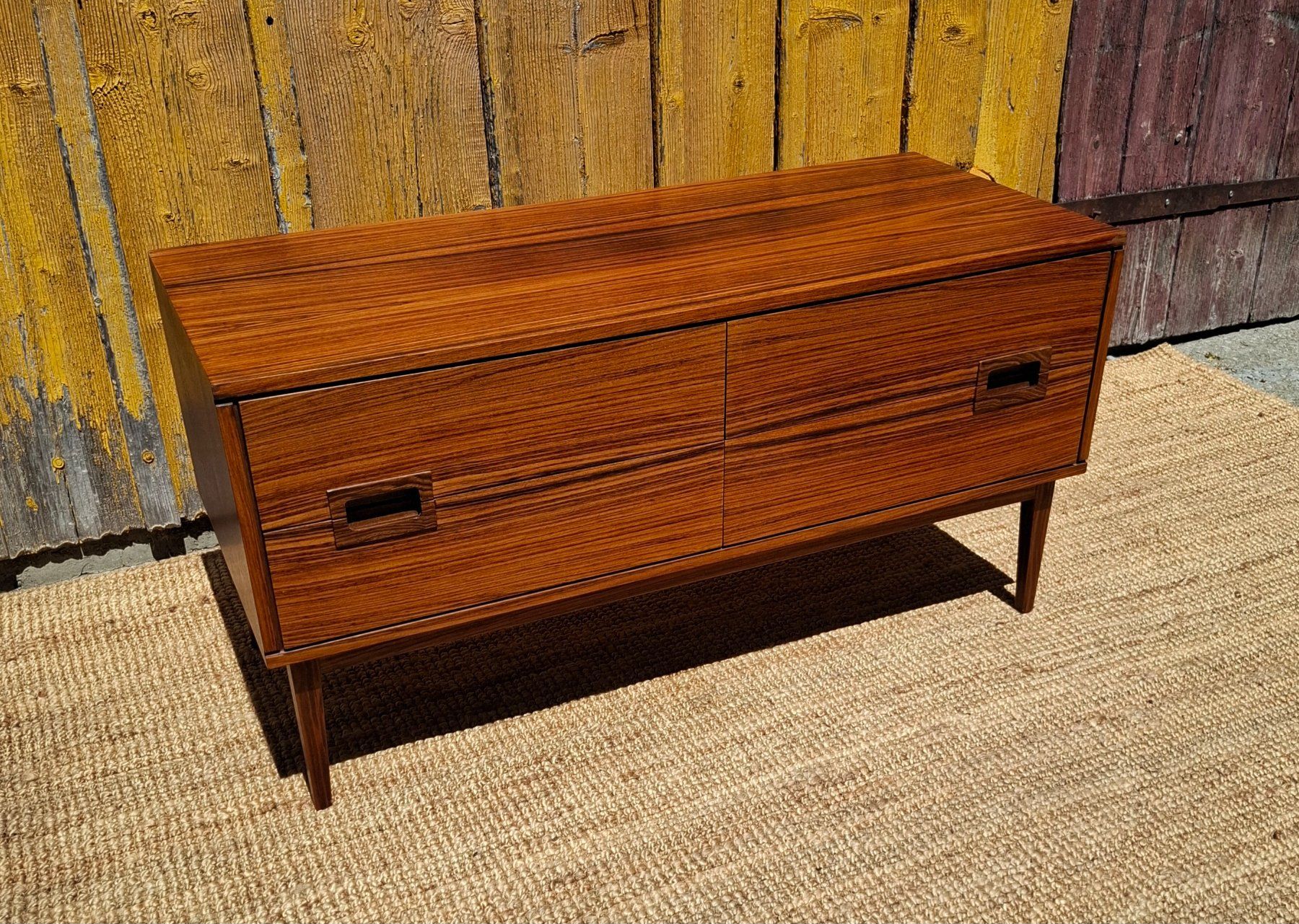 Cassettiere: Mid Century  Minimalist Sideboard Palisander style – Usato da Haslen AI venduto da Vintagelix