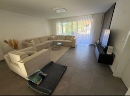 Ecksofa in Beige mit Sessel und Couchtisch