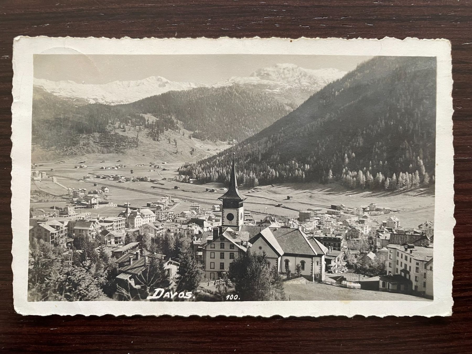 Cartoline postali: DAVOS - PLATZ mit katholischer Kirche 1925 – Usato da Wald ZH venduto da TLILEF