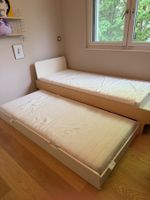 Ausziehbett mit Matratzen und Nachttisch