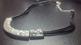 Collana nera e metallo effetto martellato