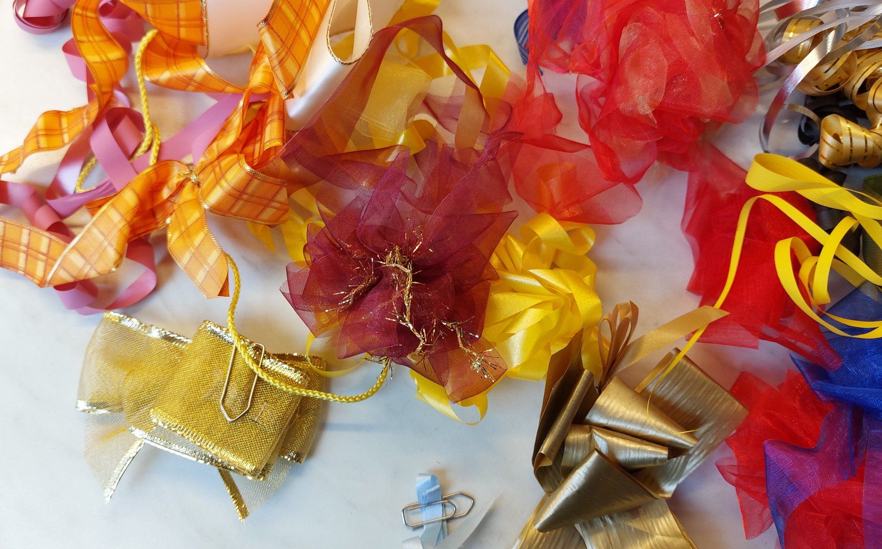 Dekobänder: Geschenkband Set mit Schleifen diverse Farben – Gebraucht aus Zollikofen von Blackie 6
