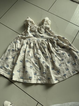 Kleid Blumenmuster mit Häkelkragen Gr.92