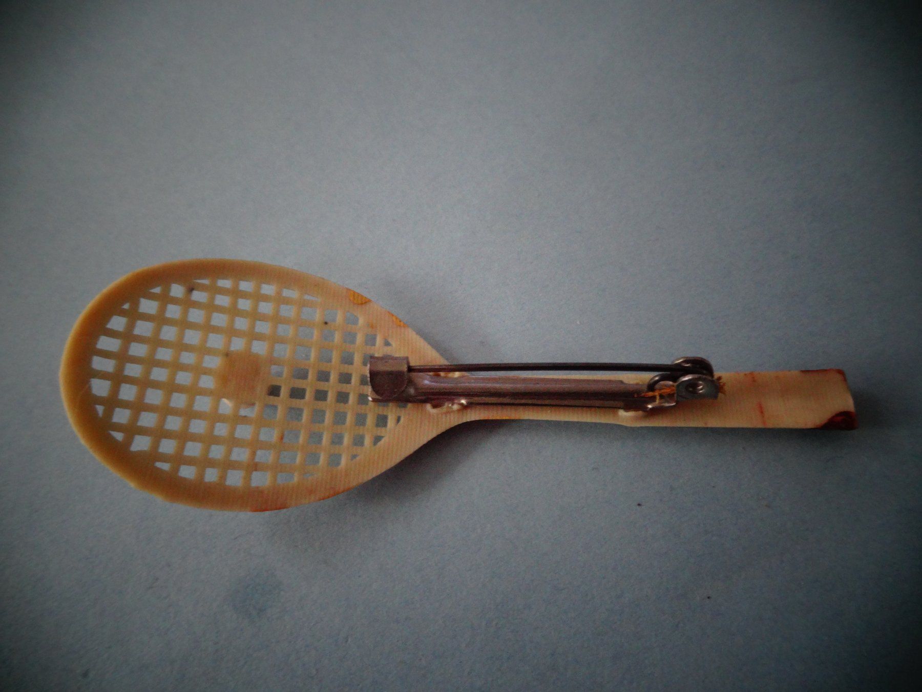 Broches & Aiguilles: Alter Anstecker Tennisschläger – D'occasion à Neerach par jenny062 1