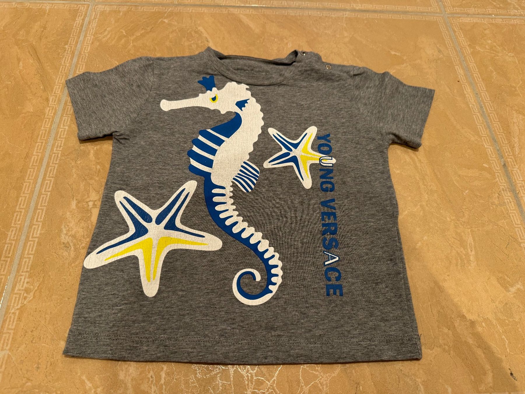 Versace Hemden, T-Shirts & Polos: Versace süsses Shirt, 2-3J 92-98 – Gebraucht aus Klingnau von Markus14