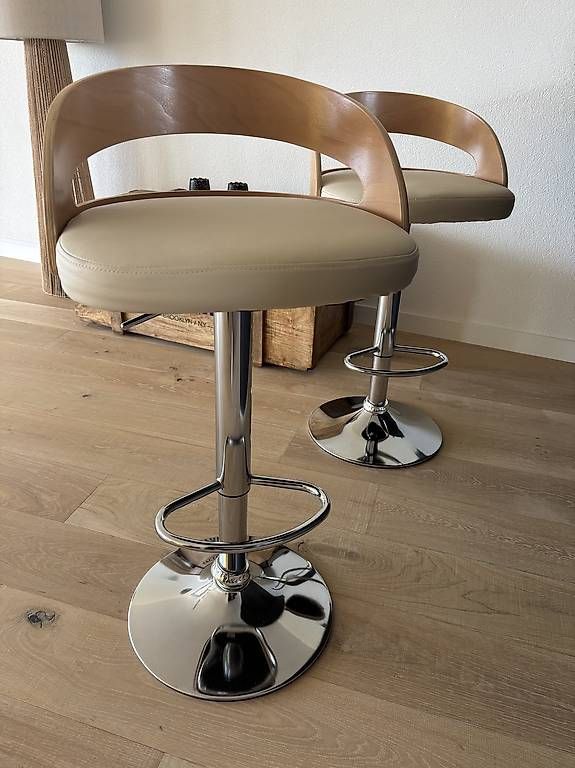 Hocker: 2 tabourets de bar crème/bois  acheté il y a six mois – Gebraucht aus Lausanne 26 von groig 1