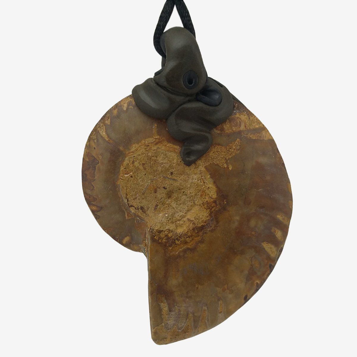 Fossili: Ammonit Fossil Steinanhänger mit eingefasstem Malachit – Nuovo e nell'imballaggio originale da Meilen venduto da Kaleidoskopia 2