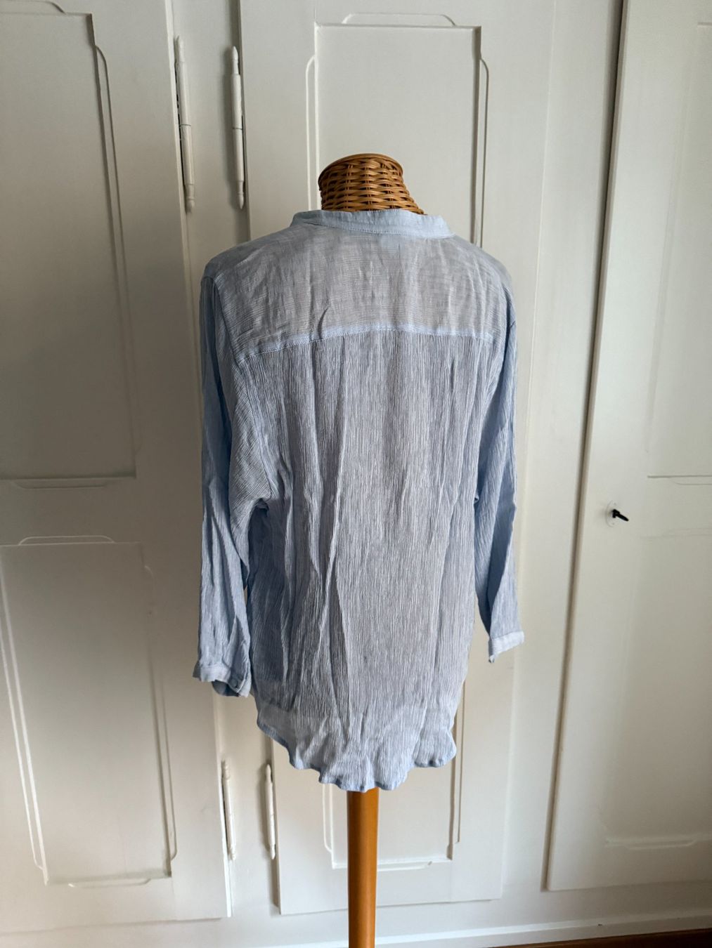 H&M Chemisiers: Bluse hellblau plissiert 34 – D'occasion à Zürich par Diazaio 2