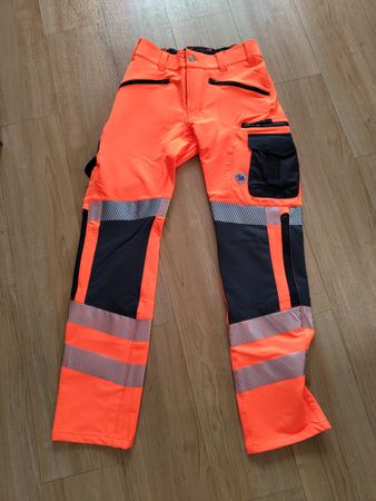 Warnschutz Stretch Bundhose Gr 46, neonorange, anprobiert