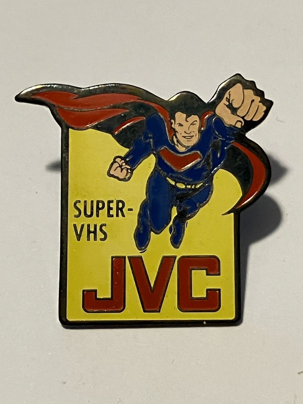 Placchette & Badge: 1 Pin JVC Super VHS – Usato da Basel venduto da djwwpp