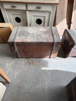 Alte Holztruhe mit Metallbeschlägen gebraucht