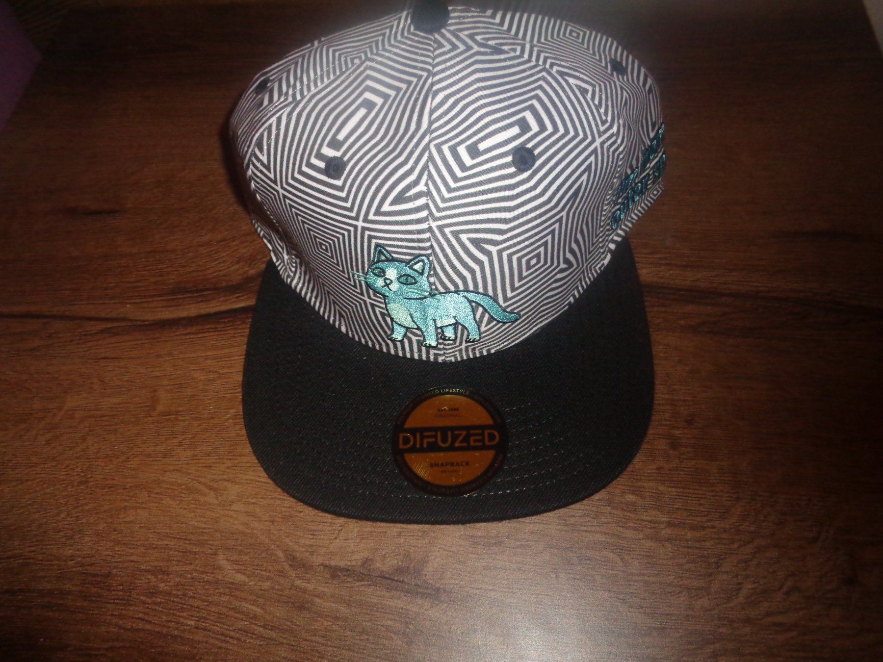 Copricapi, berretti & cappellini: Rick & Morty - Cat Outer Space Snapback – Nuovo e nell'imballaggio originale da Olten venduto da Disc-Ausverkauf