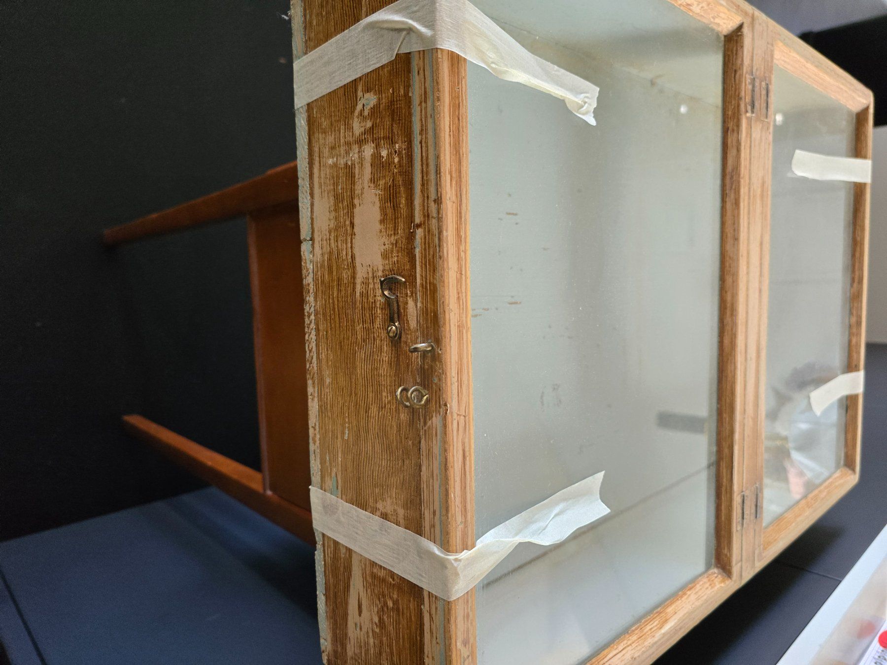 Vetrine: Tisch- oder Hängevitrine, Glasdeckel, H12 / B56 / T44_1antik – Usato da Linden venduto da Rsushi 1