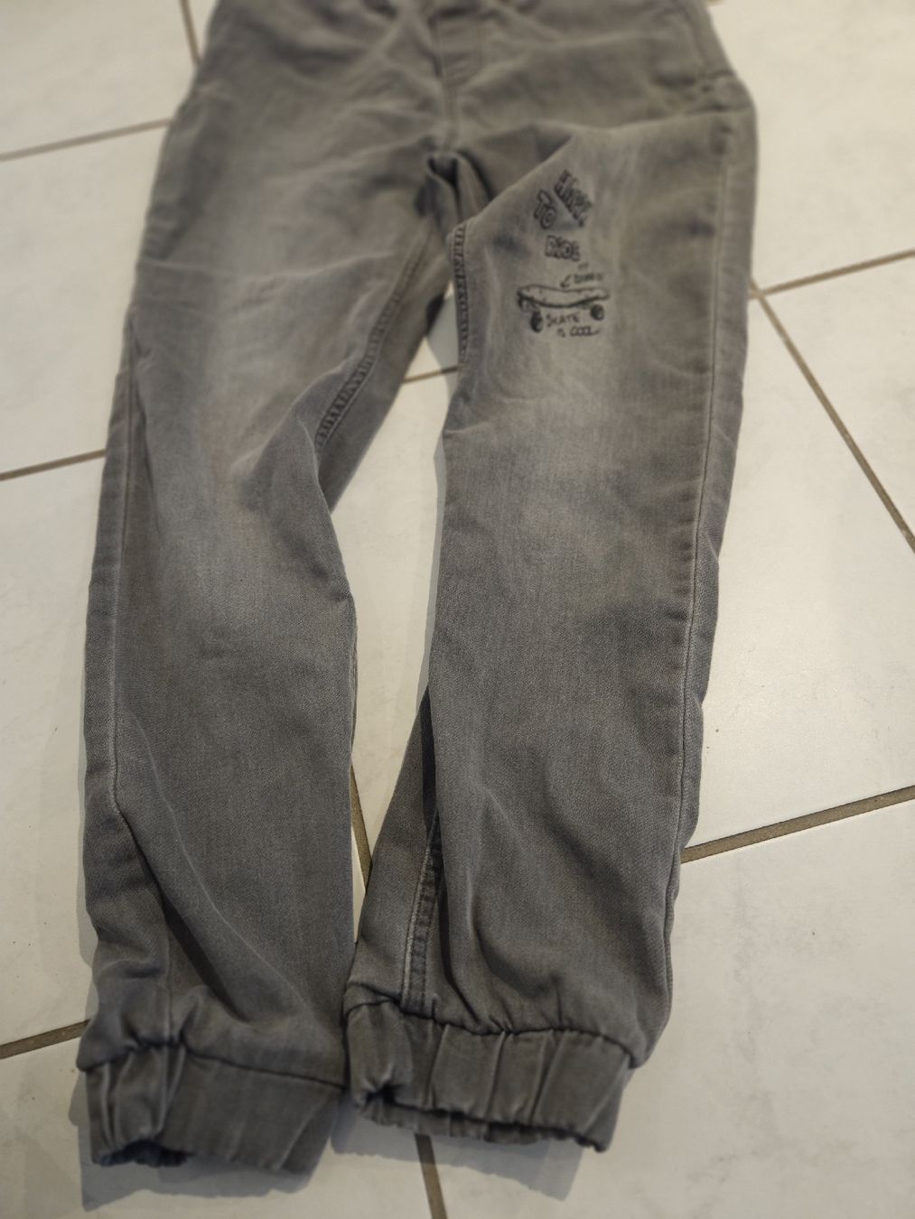 Jeans: Vertbaudet Jeans wie neu – Neuf (Voir description) à Pfaffnau par sim_6rqw 1