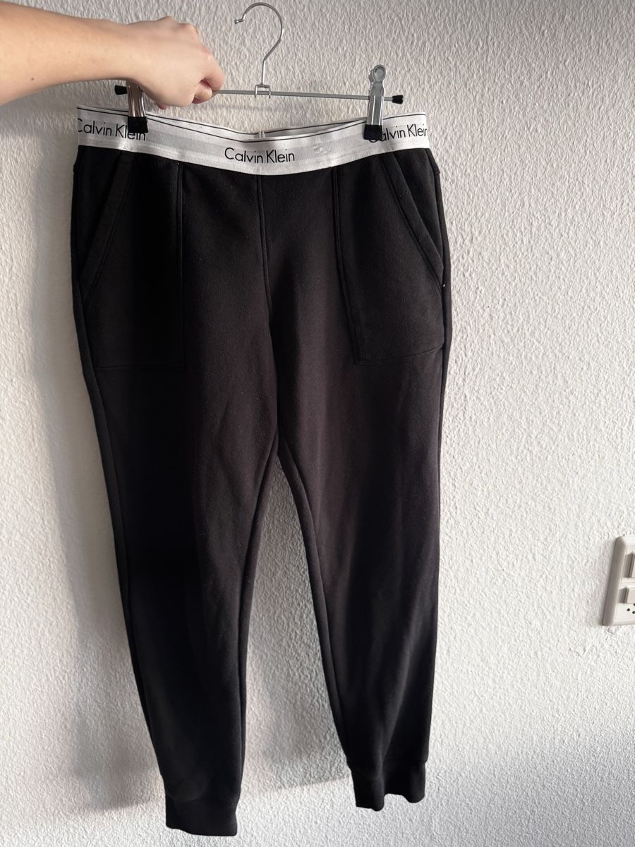 Calvin Klein Kleiderpakete: 🖤 Calvin Klein Set – Pullover & Hose – Gebraucht aus Niederbuchsiten von GreenGems 3