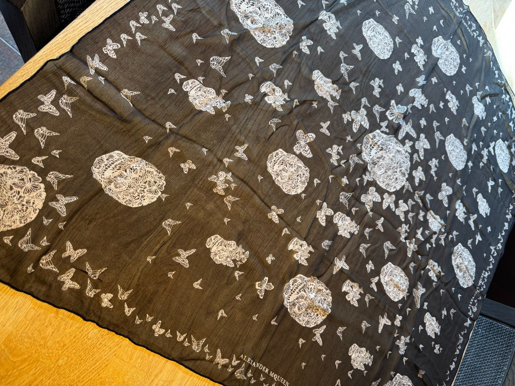 Alexander Mcqueen Foulard & Sciarpe: McQueen Printed silk scarf – Nuovo (secondo la descrizione) da Grund b. Gstaad venduto da ReLuxe 1