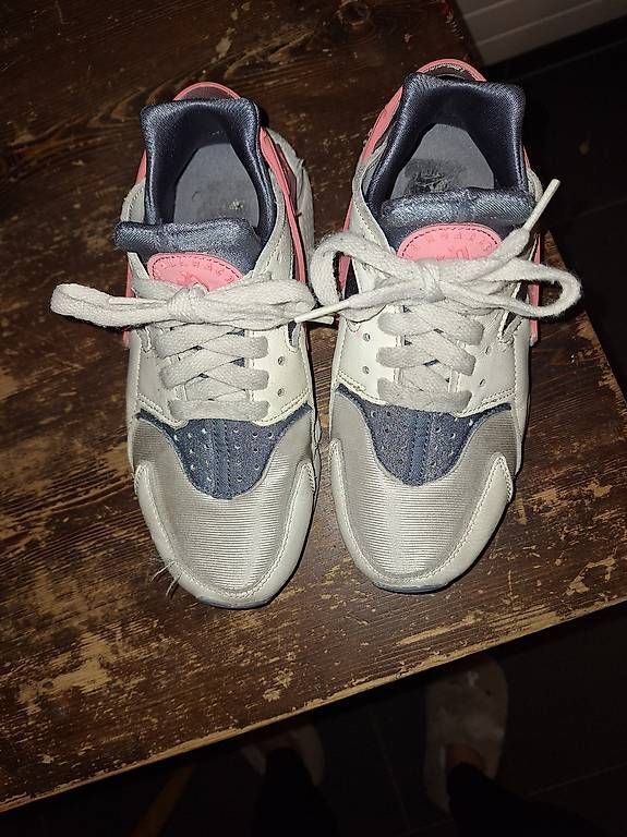 Scarpe da donna: Nike air huarache grösse 36 / 5.5 – Usato da Arlesheim venduto da gligli01