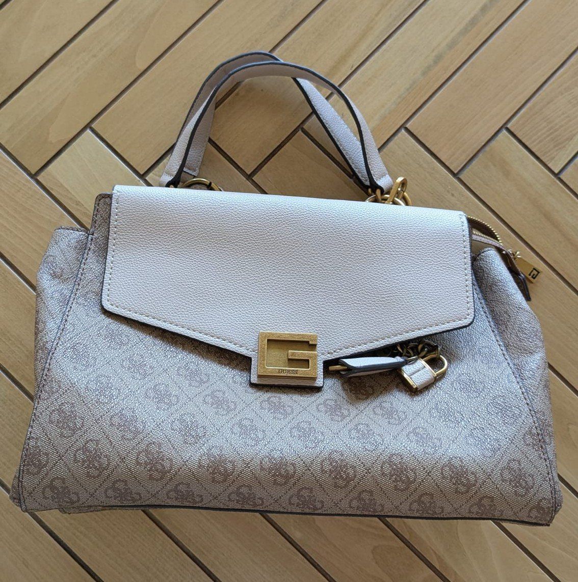 Guess Borse da donna: Guess Handtasche in Beige, neuwertig – Usato da Au SG venduto da and_cra