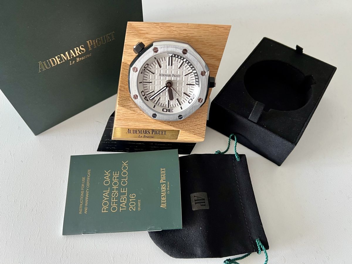 Sveglie: Audemars Piguet Royal Oak Offshore Table Clock 2016, SRP3500 – Nuovo e nell'imballaggio originale da Le Mont-sur-Lausanne venduto da LycaGallery 7